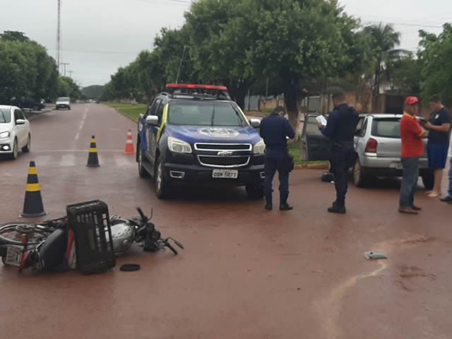 Motociclista em Colíder fica ferido após ser fechado por veículo na Avenida. (Fotos)
