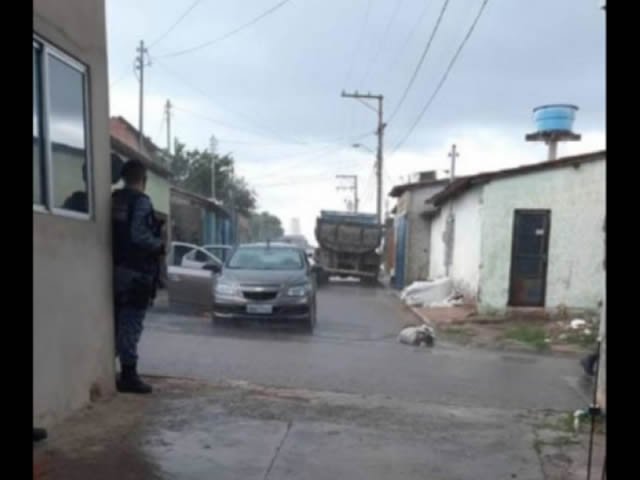 Ladrão de carro troca tiros com PMs e morre