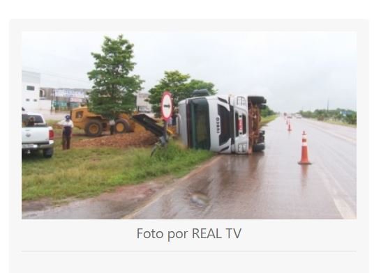 Motorista dorme no volante e tomba caminhão