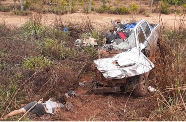 Pai e filha morrem ao bater Hilux em carreta carregada de milho na MT-020. (Fotos)