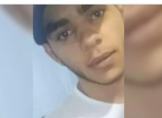 Jovem é morto a tiros na porta de hospital quando socorria namorada baleada