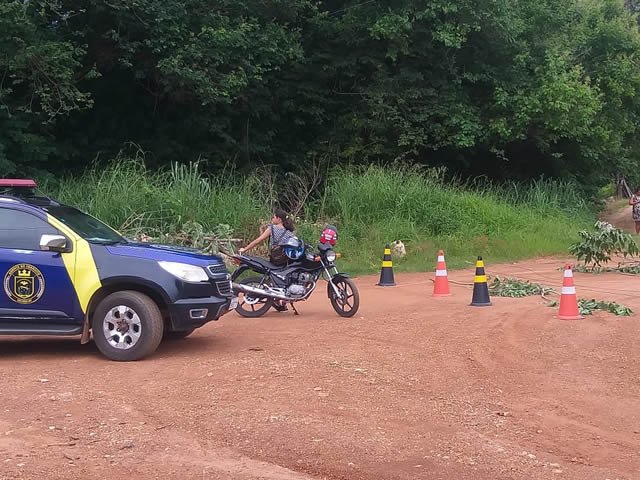 Agentes de Trânsito em Colíder interdita Av. que dá estrada do Saltinho após queda de rede de energia. (Fotos)