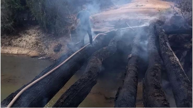 Fogo destrói ponte no Nortão e prefeito diz que foi ato criminoso
