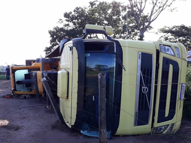 EXCLUSIVO: Carreta carregada com trator tomba antes do trevo de Colíder. (Vídeo)