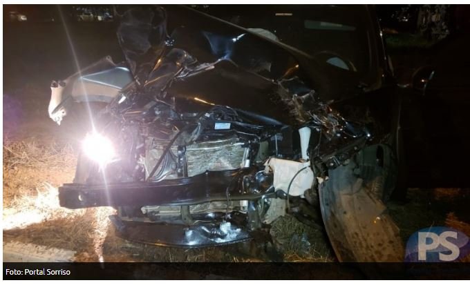 Caminhonete e carro ficam destruídos após colisão em cruzamento. (Fotos)