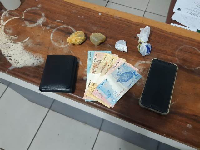 Dois suspeitos são presos em Santa Helena por trafico de Drogas. (Fotos)