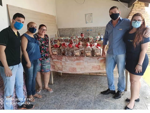 Equipe da Net Fácil distribuí panetones para as crianças do abrigo. (Vídeo)
