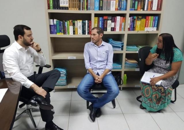 Câmara de Colíder acusa concessionária de despejar esgoto em rio que abastece sistema de água da cidade; denúncia é entregue ao promotor de Justiça