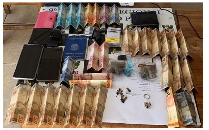 Após postagem de foto com drogas em redes sociais, três são detidos em hotel por tráfico