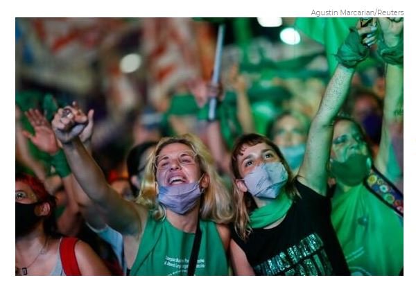 Senado aprova legalização do aborto no país; mulheres comemoram