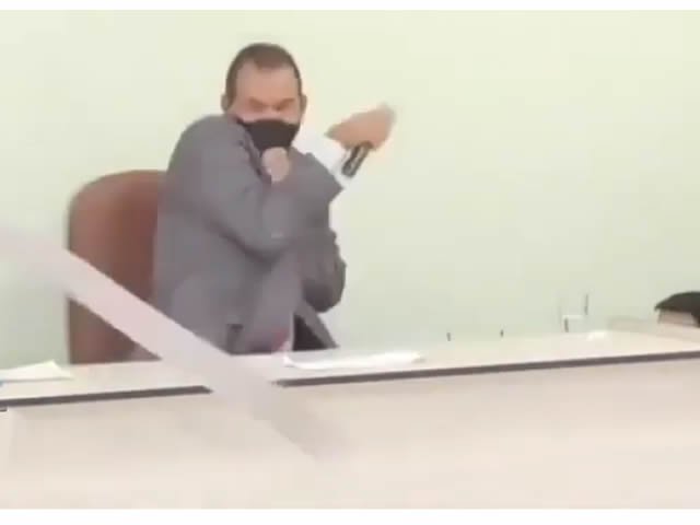 Uma enxada é arremessada no prefeito durante cerimônia de posse (vídeo)
