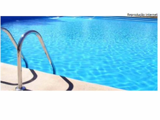 Mulher encontra filha de 3 anos sem vida, afogada dentro de piscina de casa