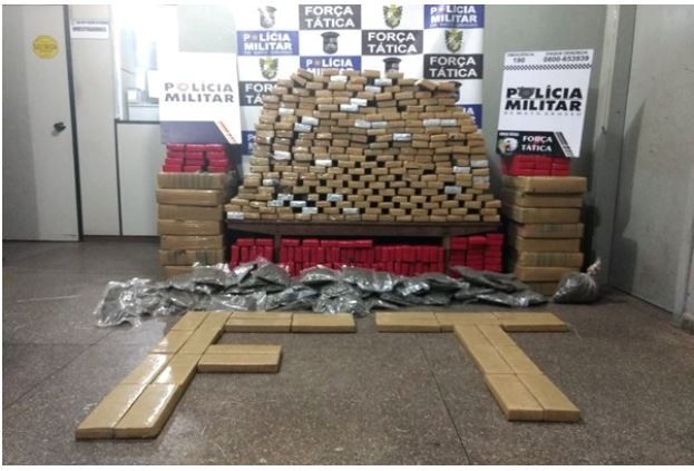 Casal é preso com carro roubado transportando mais de meia tonelada de maconha