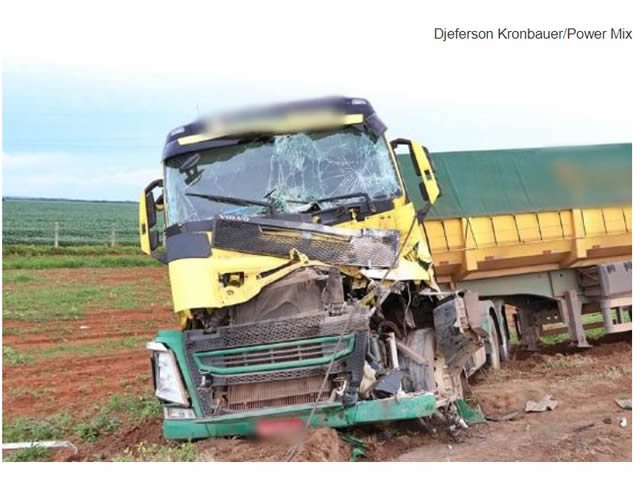 Acidente entre duas carretas deixa uma pessoa ferida na BR-163, em Nova Mutum/MT (Foto)