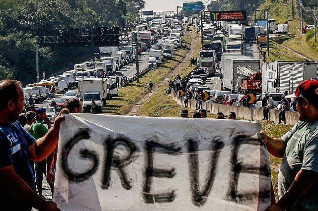 Caminhoneiros organizam paralisação a partir de 1º de fevereiro, por causa do aumento do diesel