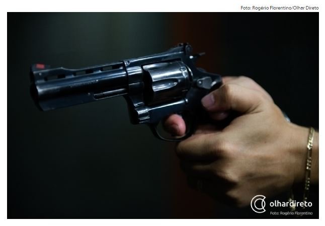 Homem é executado na frente de casa por dupla em moto quando voltava do trabalho