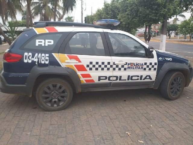 Homem é preso após agredir filha e esposa com cabo de vassoura