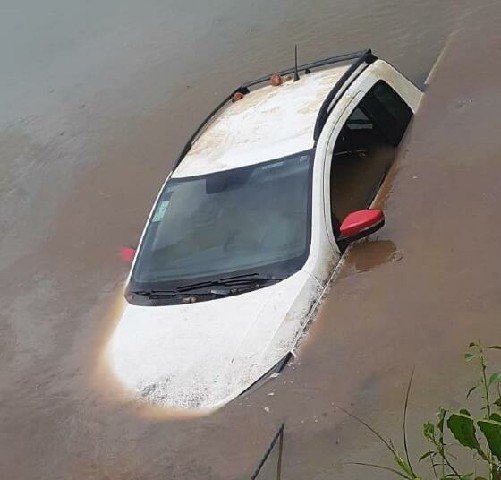 Policiais encontram Saveiro roubada submersa em tanque em Poconé