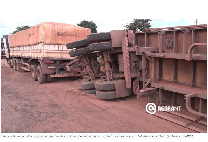 Carreta carregada com adubo tomba às margens da BR-163
