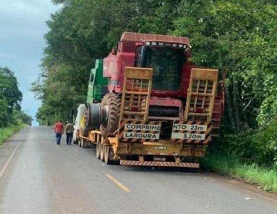 Caminhoneiro morre ao colidir em colheitadeira