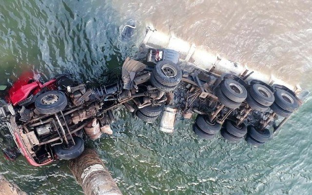 Motorista morre após caminhão cair de ponte de 53 metros