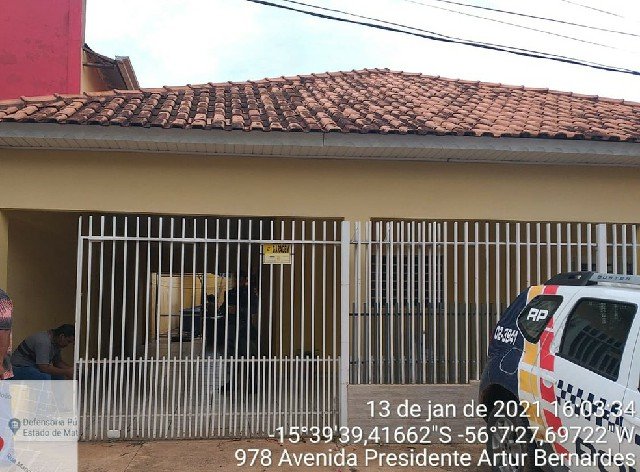 Trabalhador sofre descarga elétrica durante serviço em telhado de casa