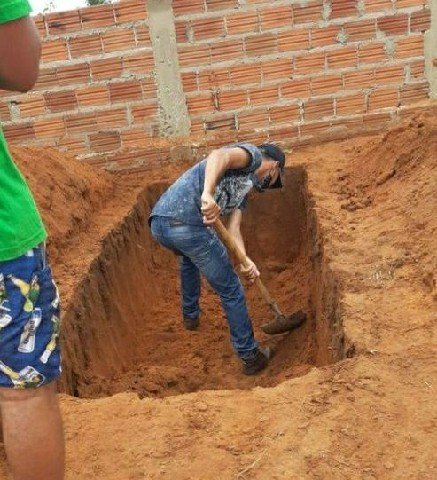 Sem coveiro em cemitério, família abre cova para enterrar parente em MT