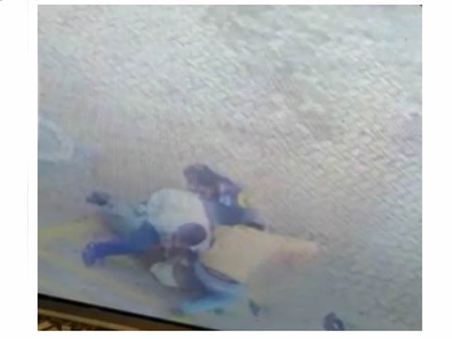 Trio espanca e rouba arma de policial ao lado daa PC em Cuiabá; veja vídeo