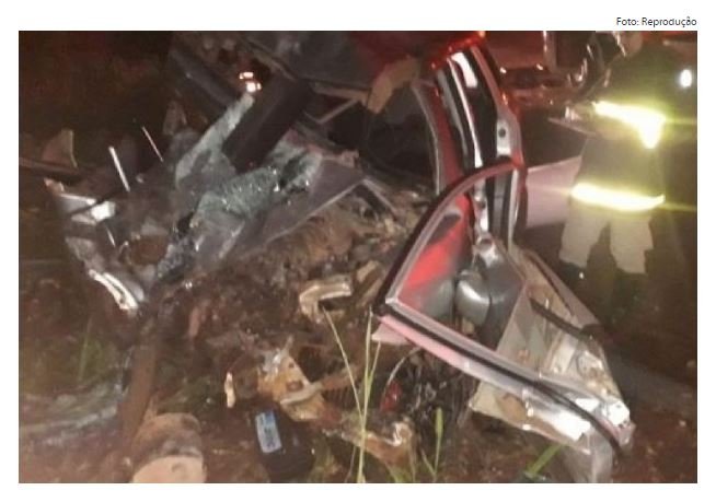 Homem morre em colisão frontal entre carro e ônibus com 35 passageiros