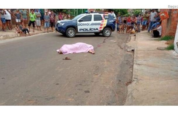Homem é assassinado a tiros no meio da rua; suspeito fugiu