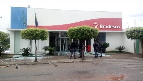 Agência bancária é alvo de ataque e fica destruída após explosão em Cuiabá