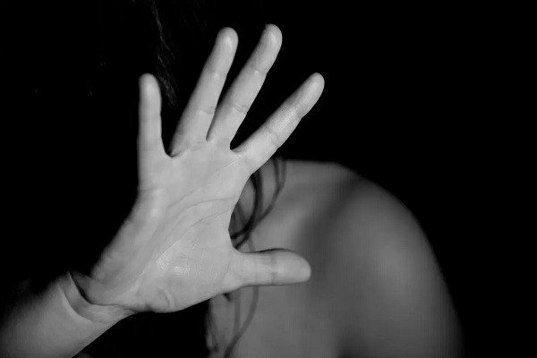 Cliente estupra garota de programa, chora arrependido, mas a estupra novamente