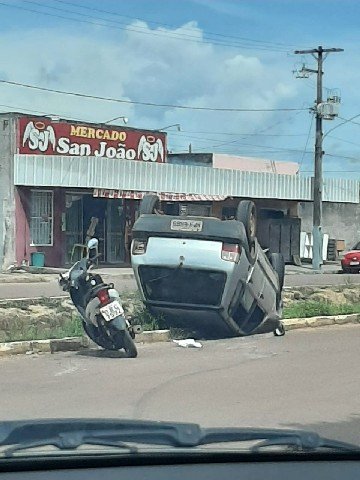 Carro fica com as rodas para cima após acidente
