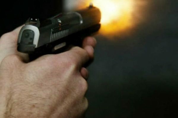 Atiradores matam duas pessoas no meio da rua durante a madrugada