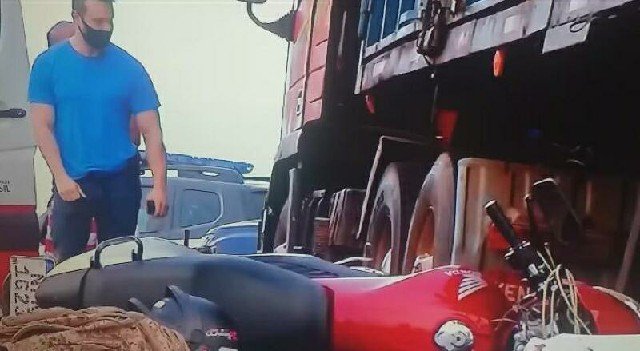 Trabalhador de fazenda morre ao bater moto contra carreta parada em rodovia