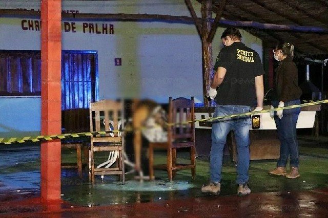 Mulher é executada com pelo menos 9 tiros na cabeça dentro de bar no interior