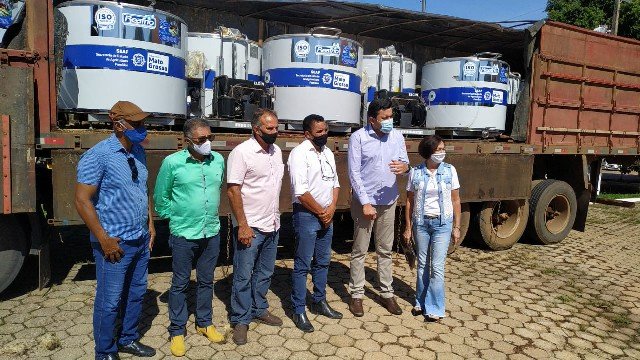 O Prefeito Maninho recebe um trator e resfriadores para nossa cidade. (Vídeo)