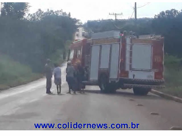 Em Colíder quatro pessoas são atacadas por enxame de abelhas, bombeiros socorre uma pessoa até o hospital. (Vídeo)