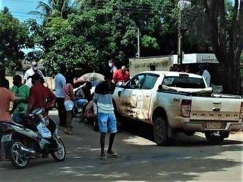 Jovem motociclista sofre fratura exposta em acidente de trânsito