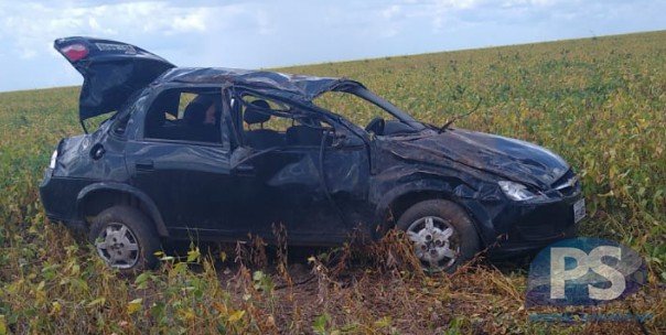 Carro capota em estrada vicinal e jovem falece