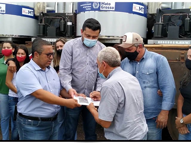 Prefeito Maninho e Dep. Dilmar fazem entrega de resfriadores e do trator aos produtores rurais. (Vídeo)