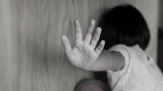 Tio usa celular para atrair e estuprar sobrinha de 5 anos enquanto mãe dorme