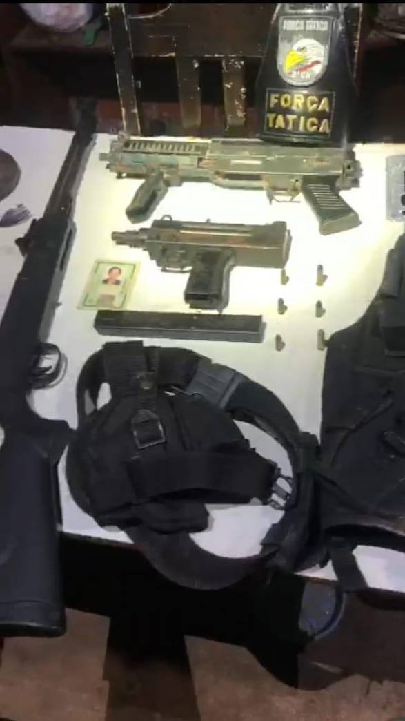 Polícia prende mulher com fuzil