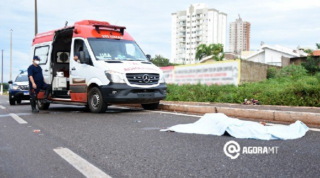 Homem morre após perder controle de moto, bater no meio-fio e colidir com poste