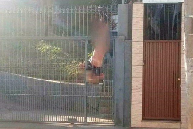 Ao tentar invadir residência, ladrão fica pendurado nas grades e com órgãos genitais a mostra