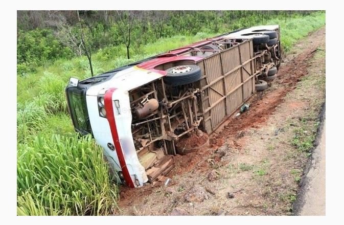 Ônibus com 39 passageiros tomba nas margens da BR-163, mas ninguém ficou ferido