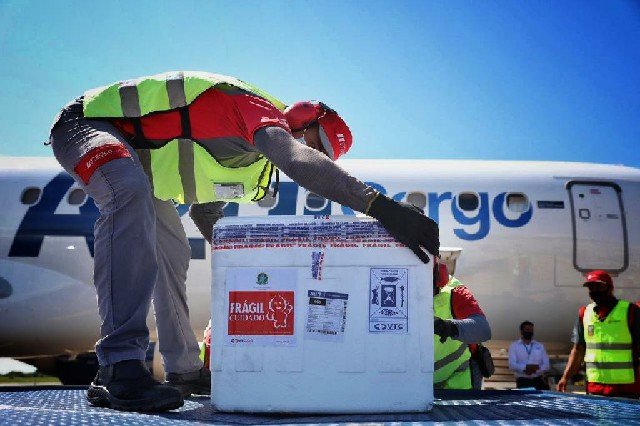 Remessa com 24 mil doses da vacina de Oxford será destinada aos trabalhadores da saúde