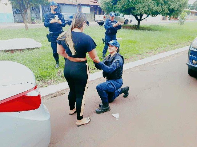 Na “operação noivado”, PM aborda namorada e surpreende com aliança