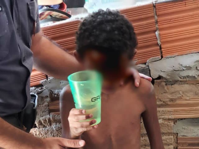 Damares acompanhará caso de menino acorrentado em barril