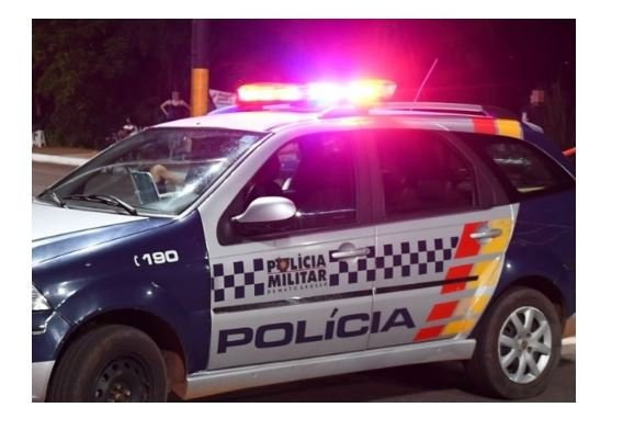 Jovem é executado a tiros na varanda de casa; irmãos encontram corpo